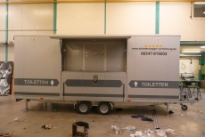 Toilettenwagen mit Exklusivausstattung nach WC- Urinal, Toilettenwagen